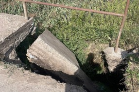 Tri dana nakon urušavanja dela mosta na kanalu- samo džak i prsluk u znak upozorenja