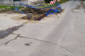 Skoro dva meseca otvorena rupa na raskrsnici ulica Ivana Milankovića i Masarikove