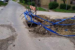 Skoro dva meseca otvorena rupa na raskrsnici ulica Ivana Milankovića i Masarikove