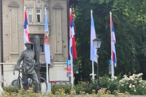 Zapuštene zastave kod Sarićevog spomenika