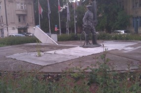 Zapuštene zastave kod Sarićevog spomenika