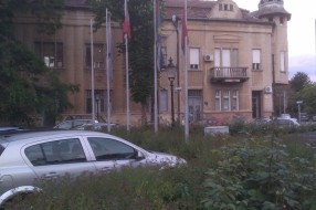 Zapuštene zastave kod Sarićevog spomenika
