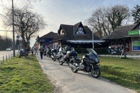 Parkirani motori na biciklističkj stazi