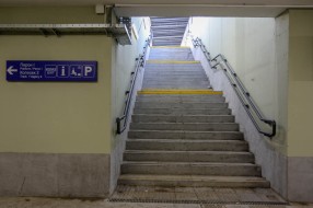 Okupljanje dece/tinejdžera ispod i oko pothodnika na Paliću (železnička stanica)