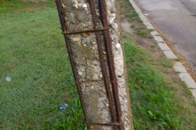 Gornji Tavankut-rastinje pored puta, nema uličnih svetala i losa bandera