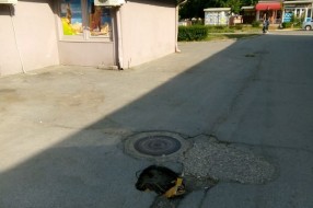 Otvor na asfaltu