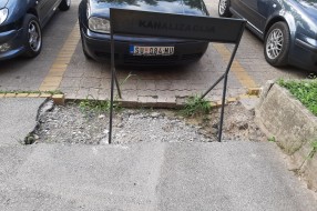 Neugledna javna površina ispred zgrade u centru grada