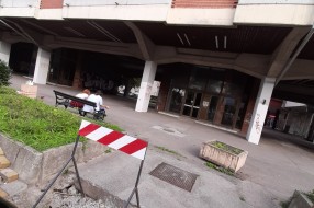 Neugledna javna površina ispred zgrade u centru grada