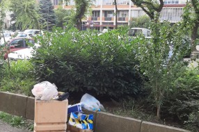Neugledna javna površina ispred zgrade u centru grada