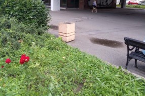 Neugledna javna površina ispred zgrade u centru grada