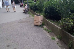 Neugledna javna površina ispred zgrade u centru grada