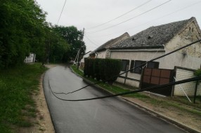 Telefonski kablovi vise skoro do poda (Hrastova ulica)