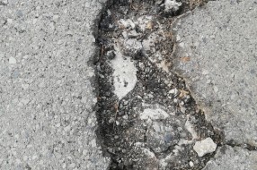 Udarna rupa u Ulici Laze Mamužića