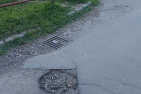Udarna rupa u Ulici Lovre Bračuljevića (kod DON-a)