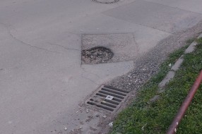 Udarna rupa u Ulici Lovre Bračuljevića (kod DON-a)