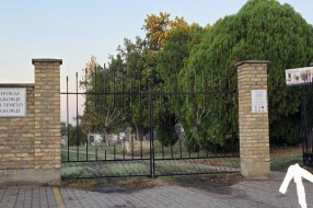 Zatvorena kapija Bajskog groblja pre 16 časova