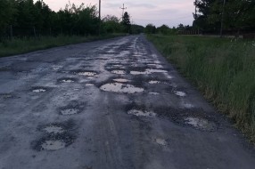 Udarne rupe na cementnoj stabilizaciji u ulici Ane Frank