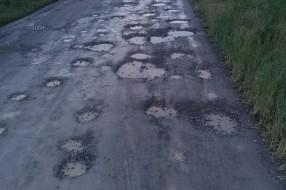 Udarne rupe na cementnoj stabilizaciji u ulici Ane Frank