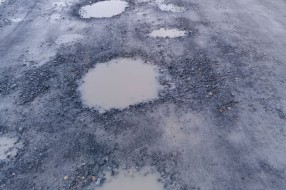 Udarne rupe na cementnoj stabilizaciji u ulici Ane Frank
