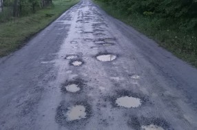 Udarne rupe na cementnoj stabilizaciji u ulici Ane Frank