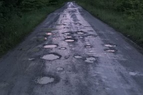 Udarne rupe na cementnoj stabilizaciji u ulici Ane Frank