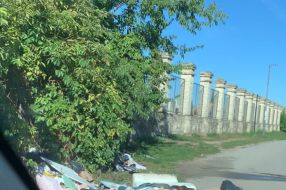 Nagomilano smeće kod auto praonice sa Somborskog puta u Mićurinovu