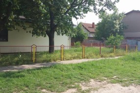 Vrtić Alisa zarastao u travu