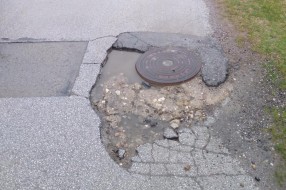 Udarna rupa oko šahte za kanalizaciju (Barska ulica)