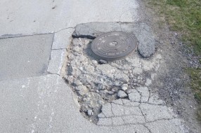 Udarna rupa oko šahte za kanalizaciju (Barska ulica)