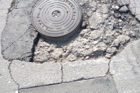 Udarna rupa oko šahte za kanalizaciju (Barska ulica)
