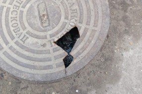 Poluotvorena septička rupa u centru sela