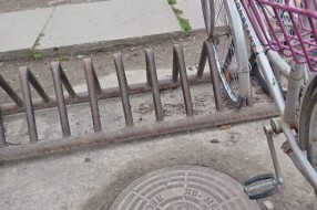 Poluotvorena septička rupa u centru sela