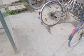Poluotvorena septička rupa u centru sela