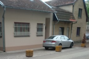 Žardinjera na 10 cm od puta u Tolstojevoj ulici