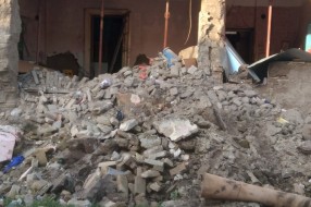 Urušena kuća u Ulici Atile Jožefa, nebezbedna po prolaznike, stvara se deponija