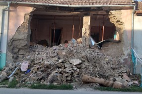 Urušena kuća u Ulici Atile Jožefa, nebezbedna po prolaznike, stvara se deponija