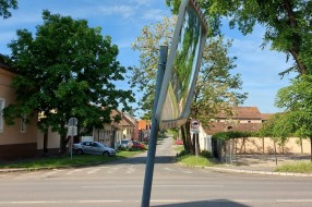 Ogledalo na uglu ulice Vladimira Gortana i Beogradskog puta okrenuto u pogrešnom smeru