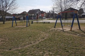 Neuredan park za decu u Aleksandrovu