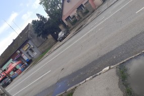Pešački prelaz na Beogradskom putu izbledeo, auti jure bez zaustavljanja