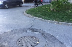 Očajan deo puta kod zgrada na Karađorđevom putu