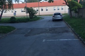 Očajan deo puta kod zgrada na Karađorđevom putu