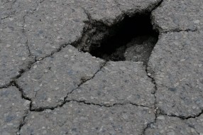 Urušavanje asfalta u ulici Mihajla Pupina (ispred broja 33)