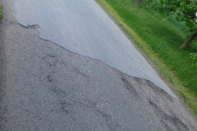Udarne rupe na putu u ulici Starine Novaka