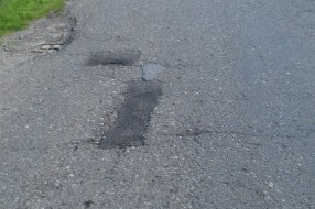 Udarne rupe na putu u ulici Starine Novaka