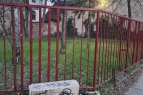 Strujna kutija slomljena, otvorena (kod OŠ "Jovan Jovanović Zmaj")