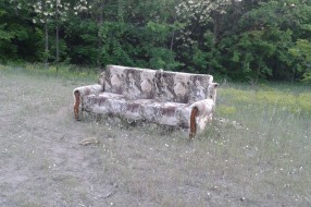 Kauč na mestu, gde mu mesto nije!