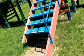 Huligani uništili dečje igralište u Keru i sportski teren u Aleksandrovu