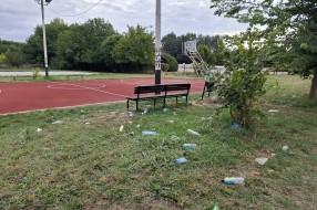 Razbacane plastične flaše oko terena za basket u Aleksandrovu
