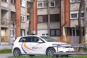 Bahato parkiranje ispred zgrade