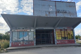 Autobusko stajalište u naselju Peščara izgleda kao utočište za narkomane